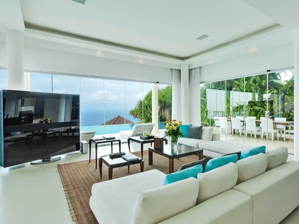 Grand Cliff Front Residence - TV screen